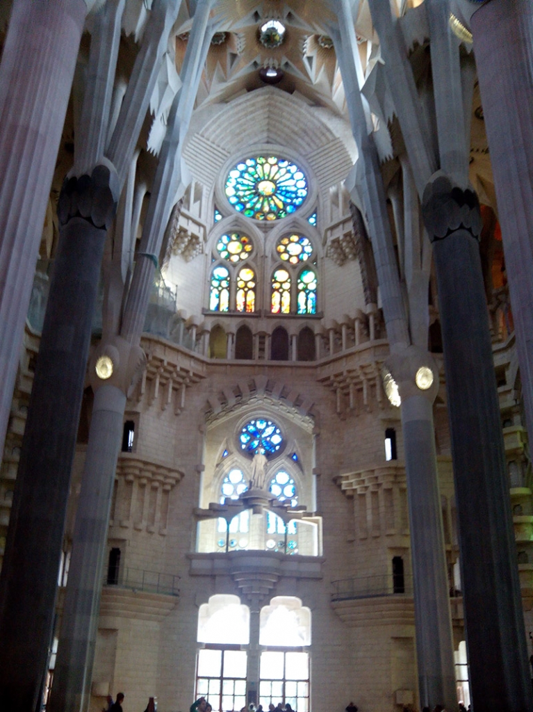 Interior Sagrada Familia de Gaudi